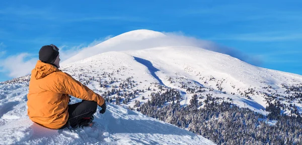 Winter Hiking Tourist Snowy Mountain Top Enjoying Beautiful View — Stock Photo, Image