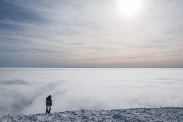 Winterwandern Tourist Auf Schneebedecktem Berggipfel Genießt Schöne Aussicht Auf Wolkenlandschaft — Stockfoto