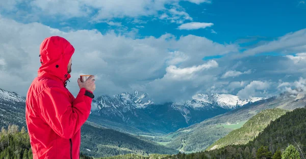 Caminhadas Inverno Turista Topo Montanha Nevado Desfrutando Bela Vista Paisagem — Fotografia de Stock