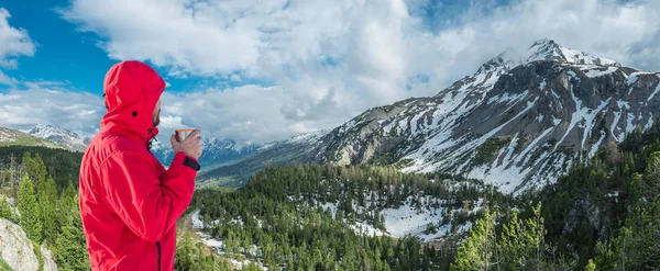 Caminhadas Inverno Turista Topo Montanha Nevado Desfrutando Uma Bela Vista — Fotografia de Stock