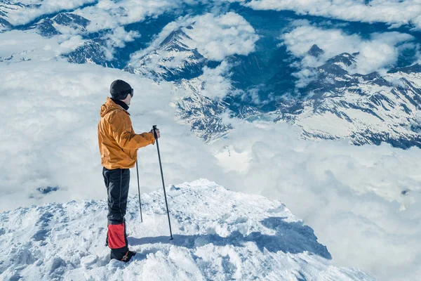 冬のハイキング 雪山楽しんで美しい Cloudscape 上面の観光 — ストック写真