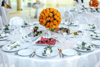 Tatil sofra çiçekler ve mumlarla süslenmiş.