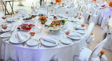 Tatil sofra çiçekler ve mumlarla süslenmiş.