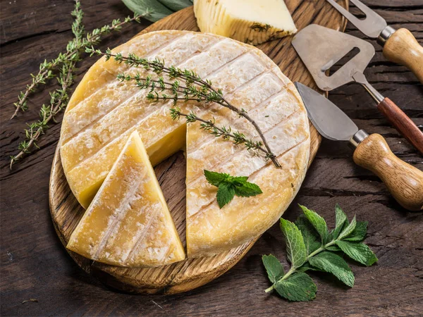 Roue Fromage Fait Maison Sur Fond Bois Sombre Vue Dessus — Photo gratuite