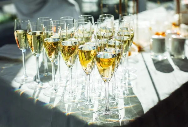 Bicchieri Spumante Sul Tavolo Delle Vacanze Servizio Banchetti — Foto Stock