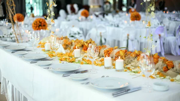 Ajuste Mesa Vacaciones Decorado Con Flores Velas —  Fotos de Stock