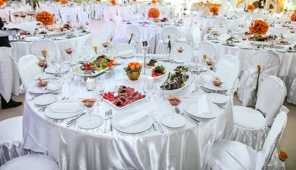 Ajuste Mesa Vacaciones Decorado Con Flores Velas —  Fotos de Stock