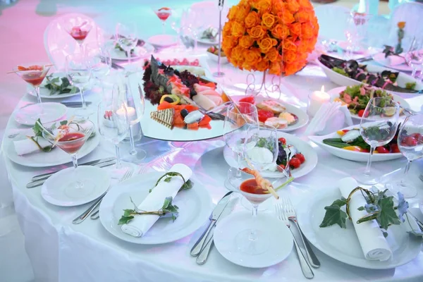 带鲜花和蜡烛装饰的假日餐桌设置 — 图库照片