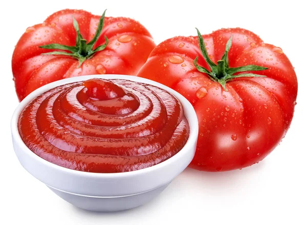 Miski Sos Ketchup Czerwony Dojrzałe Pomidory Białym Tle Szczelnie Góry — Zdjęcie stockowe