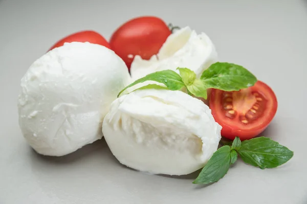 Queso Mozzarella Italiano Tradicional Con Hierbas Tomates Sobre Fondo Gris — Foto de Stock