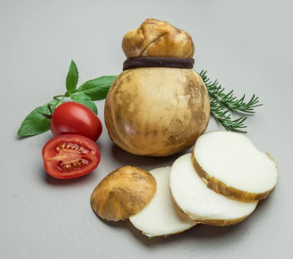 Queijo Scamorza Tradicional Italiano Defumado Com Ervas Tomates Fundo Cinza — Fotografia de Stock