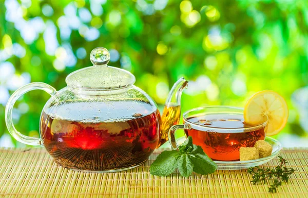 Teezeit Gießen Sie Heißen Tee Eine Tasse Hintergrund Der Grünen — Stockfoto