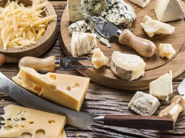 Tahtadaki peynirlerin çeşitliliği.