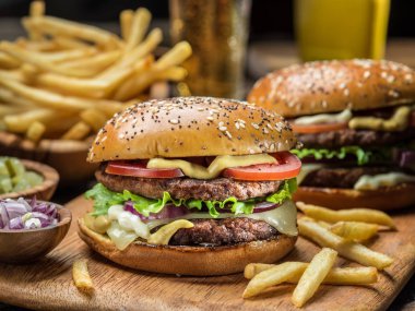Tahta tepside hamburger ve patates kızartması..