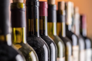 Şarap şişeleri hattı. Yakın çekim.