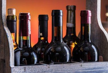 Şarap şişeleri ahşap sandık ve meşe şarap fıçısı.