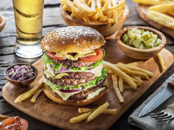 Duży Hamburger Frytki Drewniana Taca — Zdjęcie stockowe
