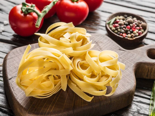 Pasta Ingredientes Tomates Cherry Pasta Espagueti Romero Especias Mesa Madera — Foto de Stock