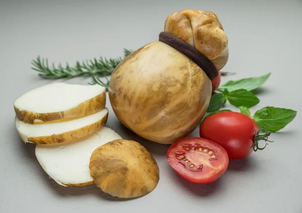 Keju Scamorza Asap Tradisional Italia Dengan Herbal Dan Tomat Dengan — Stok Foto
