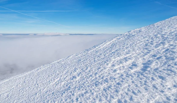 雪のテクスチャのマクロ撮影 山の積雪 背景の青空 — ストック写真