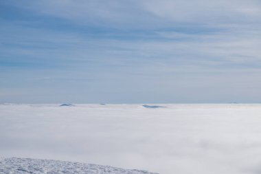 Beyaz ağır bulutların üzerinde. Cennet dağın tepesinden Panoraması.