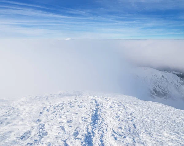 Hegy Tetejét Hóval Fehér Nehéz Felhők Felett — Stock Fotó