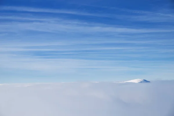 Frische Glitzernde Schneedecke Auf Berggipfeln Blauer Himmel Hintergrund — Stockfoto