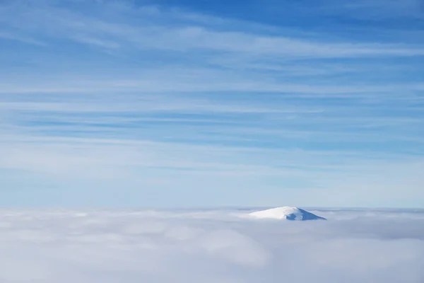 Fresco Manto Neve Frizzante Sulle Cime Delle Montagne Cielo Blu — Foto Stock