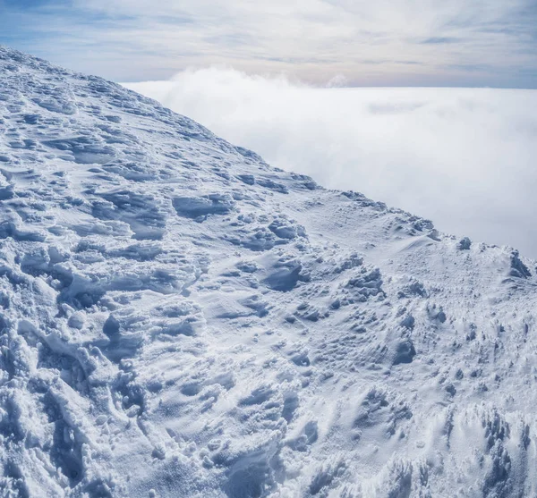 Hegy Tetejét Hóval Fehér Nehéz Felhők Felett — Stock Fotó