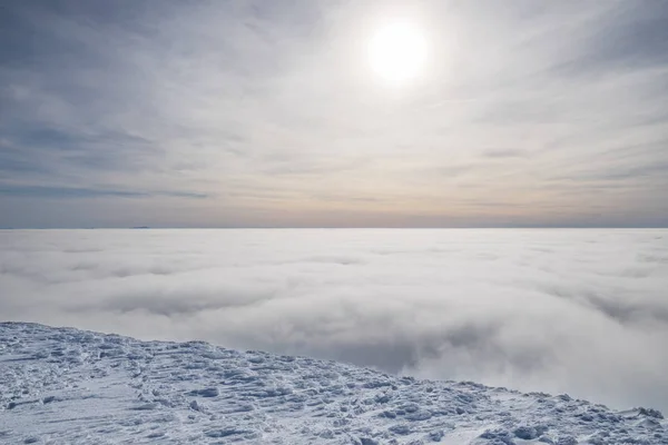 山のてっぺんに新鮮な輝く雪カバー バック グラウンドで曇り空 — ストック写真
