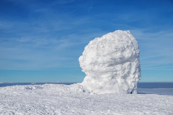 Σωρό Από Χιόνι Στην Κορυφή Χιονισμένο Βουνό Γαλάζιο Του Ουρανού — Φωτογραφία Αρχείου
