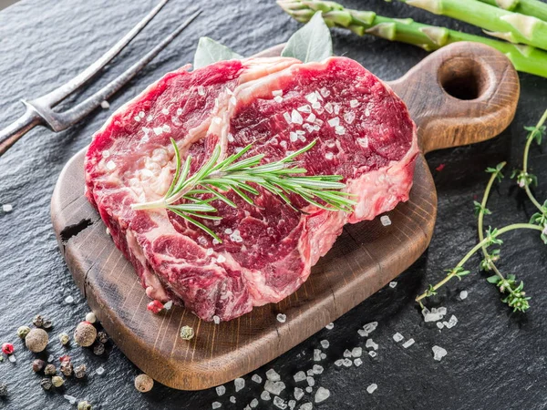 Rib Eye Steak Met Specerijen Zwarte Achtergrond — Stockfoto