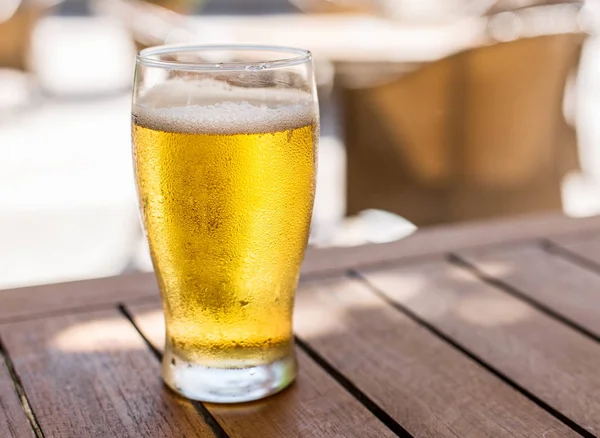 Verre Bière Légère Sur Table Bois — Photo