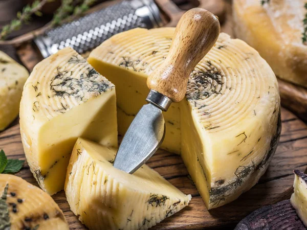 Zelfgemaakte Kaas Met Kruiden Houten Achtergrond Close — Stockfoto