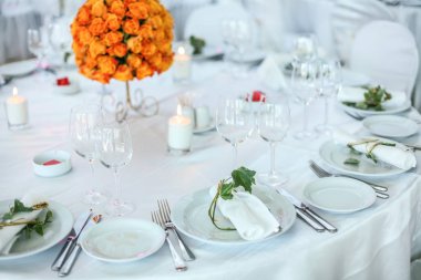 Tatil sofra çiçekler ve mumlarla süslenmiş.