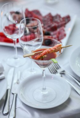 Tatil sofra çiçekler ve mumlarla süslenmiş.