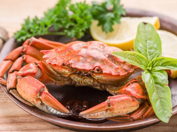 Plato Mariscos Cangrejo Cocido Con Limón Hierbas — Foto de Stock