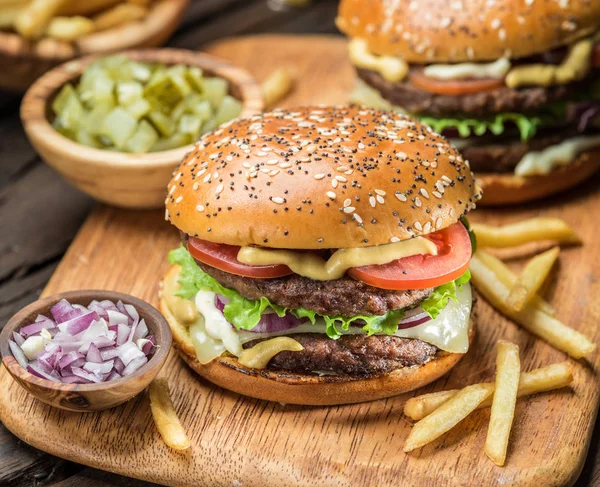 Hamburgery Frytki Drewnianej Tacy — Zdjęcie stockowe