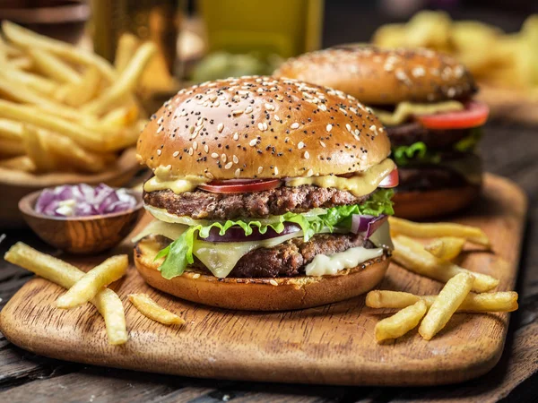 Hamburgers Frietjes Het Houten Dienblad — Stockfoto