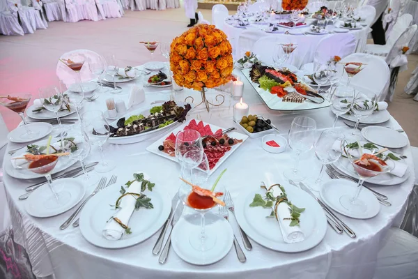 Table Vacances Décorée Avec Des Fleurs Des Bougies — Photo