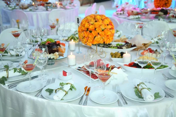 Table Vacances Décorée Avec Des Fleurs Des Bougies — Photo