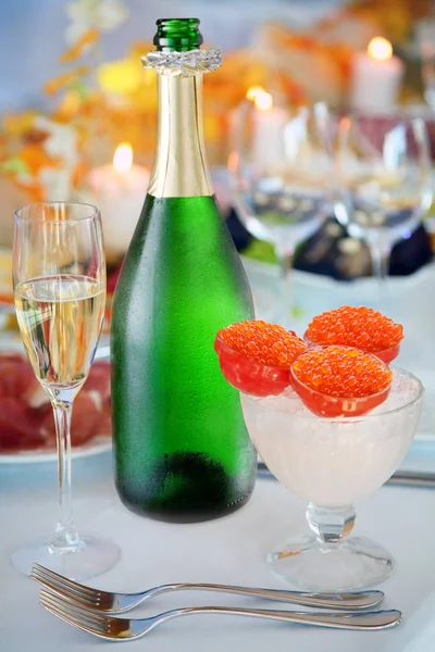 Fría Botella Vino Espumoso Copa Vino Caviar Rojo Sobre Hielo — Foto de Stock