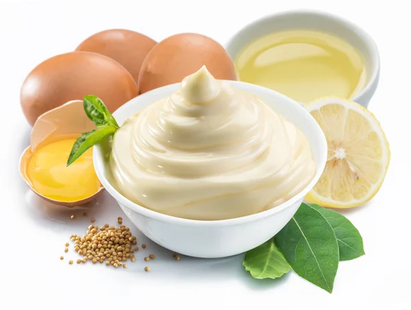 Mayonaise Saus Witte Kom Met Mayonaise Ingrediënten Witte Achtergrond — Stockfoto