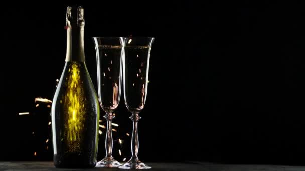 Натюрморт Бутылкой Шампанского Бокалами Искры Черном Фоне Видео Замедленного Действия — стоковое видео