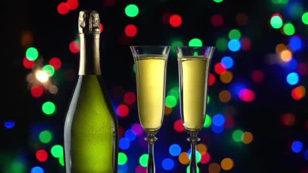 Stilleven Met Een Fles Champagne Een Bril Achter Knipperende Lichtjes — Stockvideo