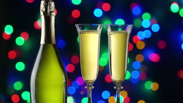 Stilleben Med Flaska Champagne Och Glasögon Bakom Blinkande Lamporna Och — Stockvideo