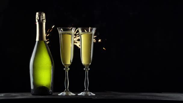 Nature Morte Avec Une Bouteille Champagne Des Verres Sparklers Sur — Video