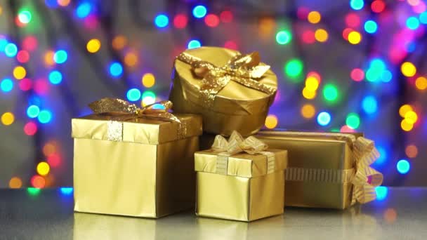 Stilleven Met Gouden Cadeaus Achter Knipperlichten Van Kerst Verjaardagsvakantie — Stockvideo