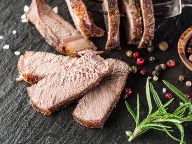 Baharat grafit tepsi ile antrikot biftek.