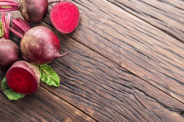 Kırmızı pancar veya beetroots ahşap tablo.